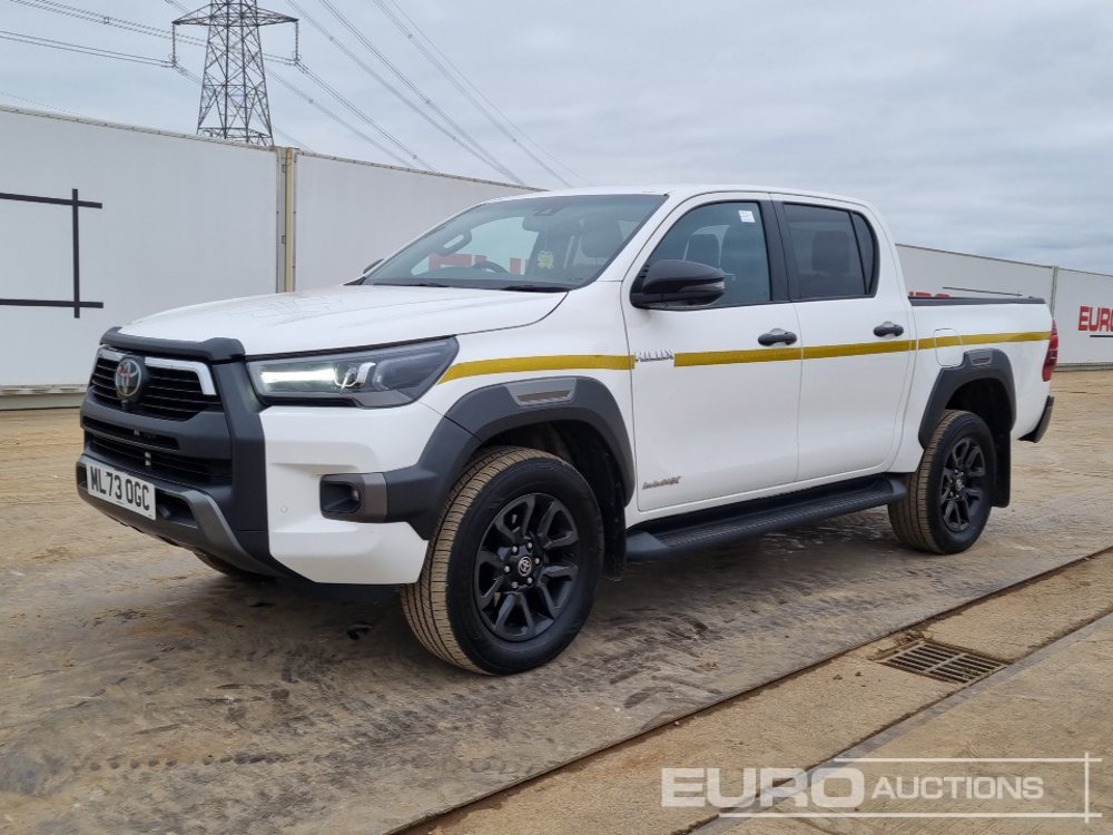 2023 Toyota Hilux Invincible X - شاحنة البيك أب: صور 1 2023 Toyota Hilux Invincible X - شاحنة البيك أب: صور 1