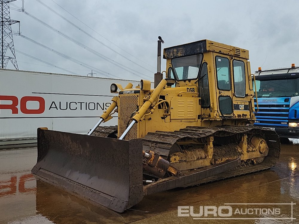 CAT D5B - بلدوزر: صور 1 CAT D5B - بلدوزر: صور 1