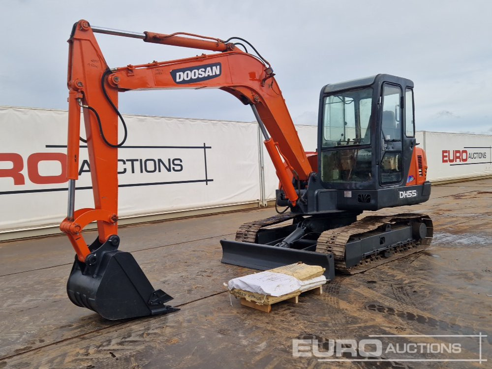 Doosan DH55-V - حفارة مصغرة: صور 1 Doosan DH55-V - حفارة مصغرة: صور 1