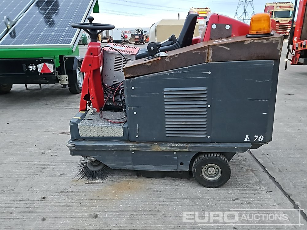 Electric Ride on Floor Sweeper, Charger - عربة جولف: صور 2 Electric Ride on Floor Sweeper, Charger - عربة جولف: صور 2