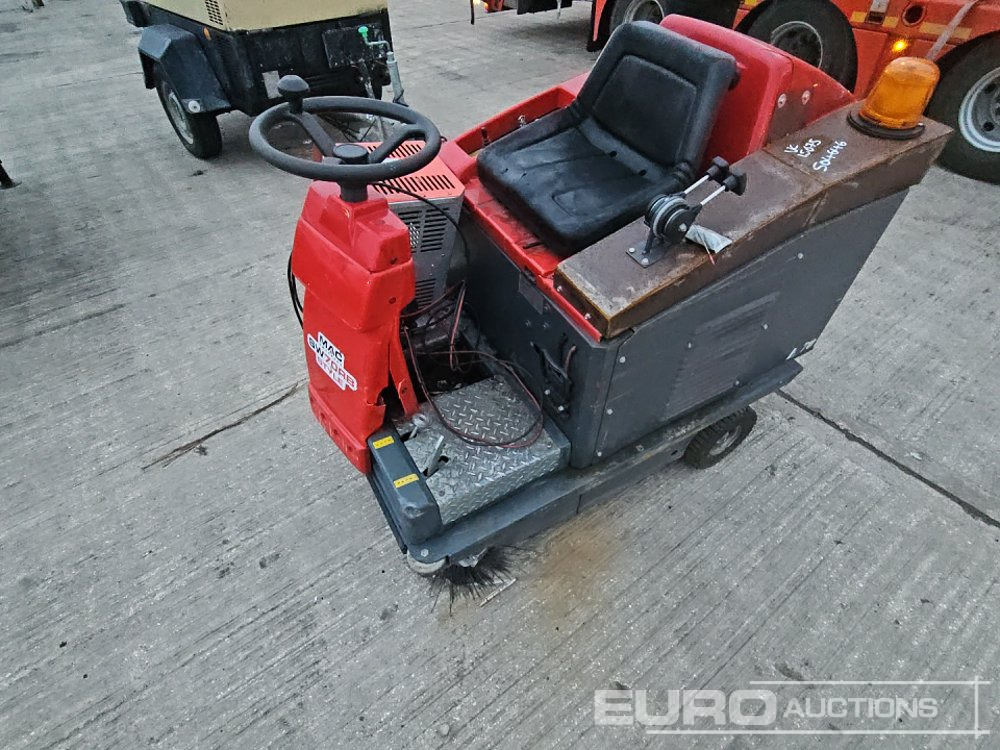 Electric Ride on Floor Sweeper, Charger - عربة جولف: صور 1 Electric Ride on Floor Sweeper, Charger - عربة جولف: صور 1