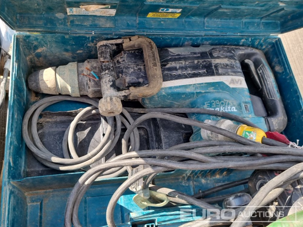 معدات البناء Makita 110 Volt Hammer Drill (2 of)Hitachi 110 Volt Circular Saw, Hilti Nail Gun, 110 Volt Water Pump, 110 Volt Transformer, 110 Volt Poker Unit: صور 12