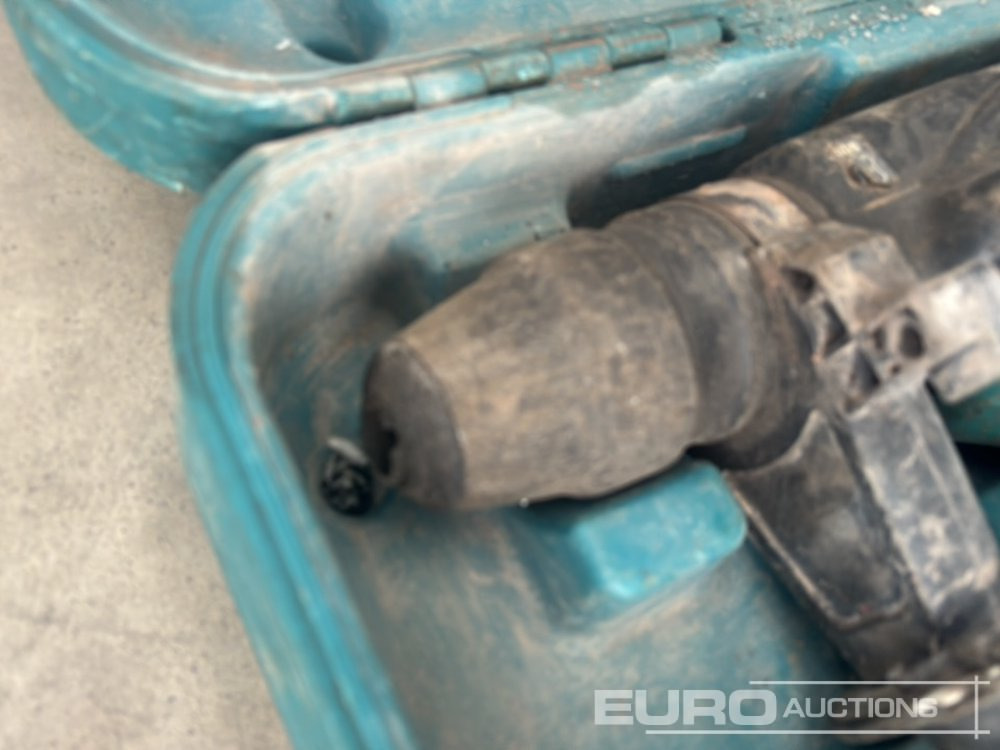 Makita 110 Volt Hammer Drill - معدات الورش: صور 5 Makita 110 Volt Hammer Drill - معدات الورش: صور 5