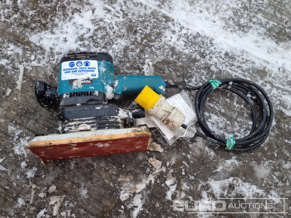 معدات البناء Makita 6906 110Volt Impact Wrench, 8406 110Volt Drill, RP1801 110Volt Router, 9046 110Volt Sander, SP6000 110Volt Circular Saw, PC1100 110Volt Concrete Planer, 6802BV 110Volt Drill, DHP458 Battery Com: صور 8