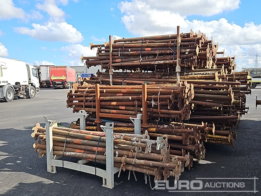 Stillage of Acrow Props (14 of) - معدات البناء: صور 1 Stillage of Acrow Props (14 of) - معدات البناء: صور 1