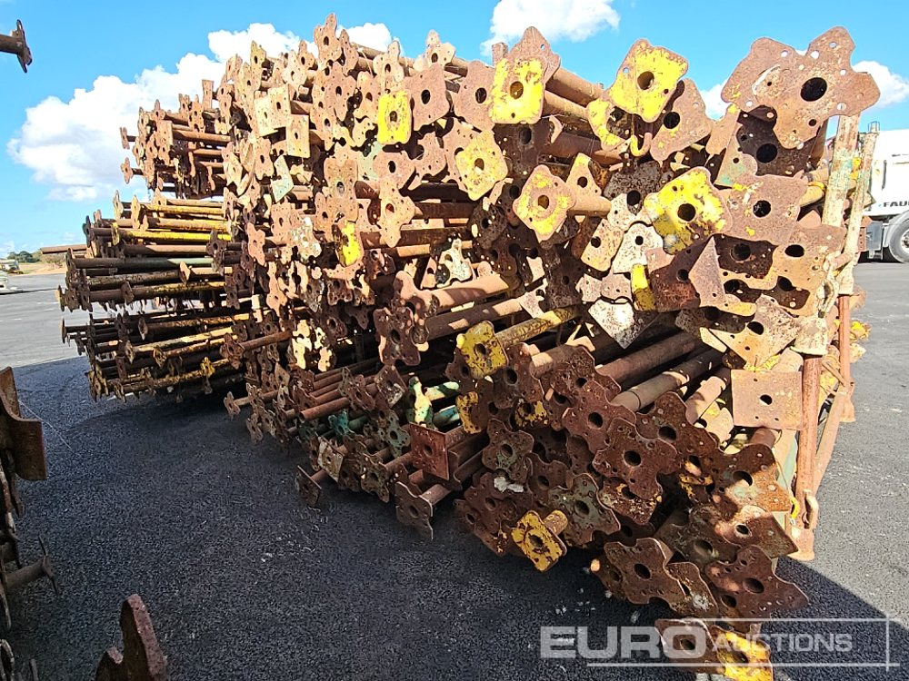 Stillage of Acrow Props (14 of) - معدات البناء: صور 2 Stillage of Acrow Props (14 of) - معدات البناء: صور 2