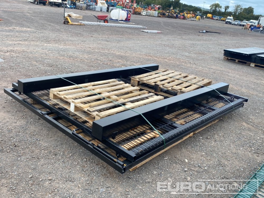 Unused 3m x 2.4m Black Mesh Gate (2 of) Posts (2 of) - معدات البناء: صور 4 Unused 3m x 2.4m Black Mesh Gate (2 of) Posts (2 of) - معدات البناء: صور 4