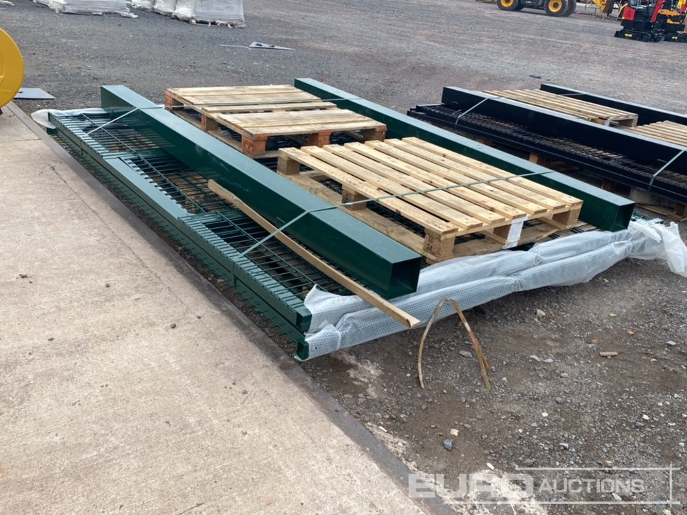 Unused 3m x 2.4m Green Mesh Gate (2 of) Posts (2 of) - معدات البناء: صور 5 Unused 3m x 2.4m Green Mesh Gate (2 of) Posts (2 of) - معدات البناء: صور 5