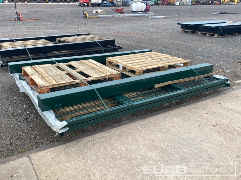 Unused 3m x 2.4m Green Mesh Gate (2 of) Posts (2 of) - معدات البناء: صور 4 Unused 3m x 2.4m Green Mesh Gate (2 of) Posts (2 of) - معدات البناء: صور 4