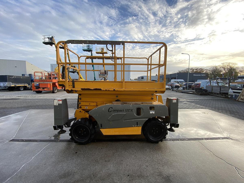 Haulotte Compact 12DX, Schaar hoogwerker, 4X4 Diesel - رافعات مقصية: صور 4 Haulotte Compact 12DX, Schaar hoogwerker, 4X4 Diesel - رافعات مقصية: صور 4