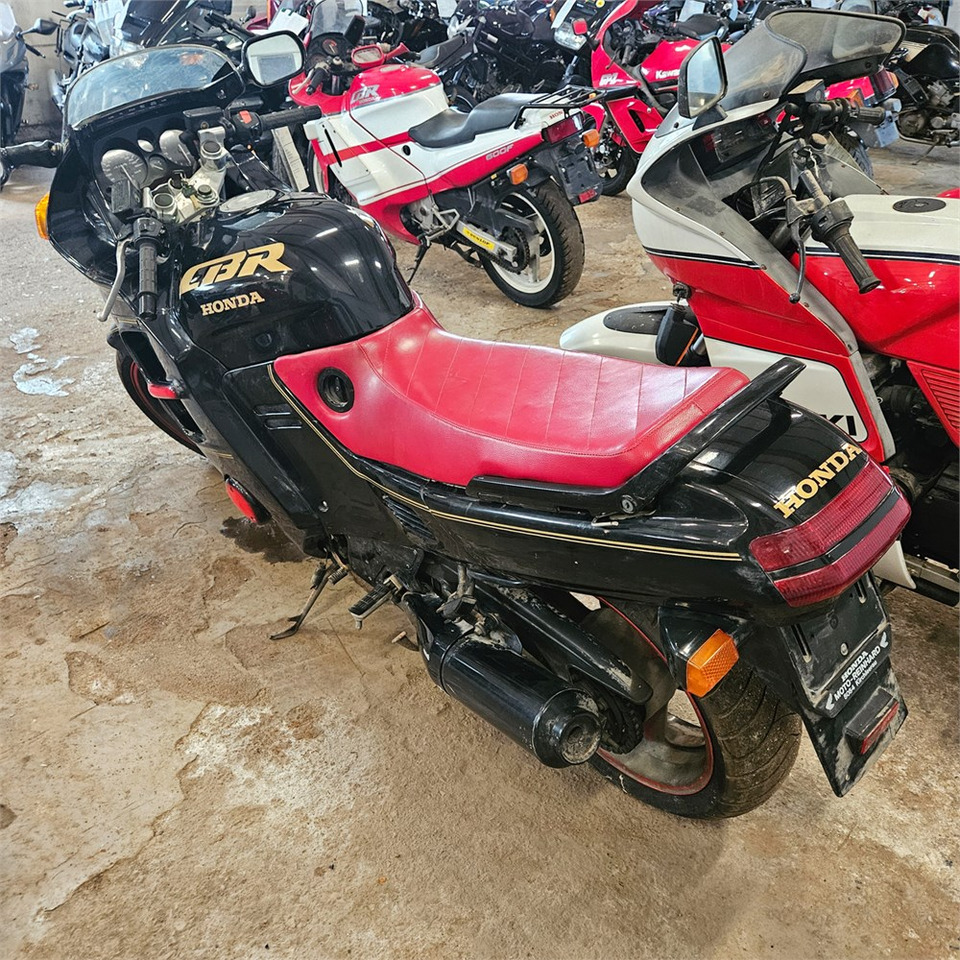 Honda CBR1000F - دراجة بخارية: صور 5 Honda CBR1000F - دراجة بخارية: صور 5