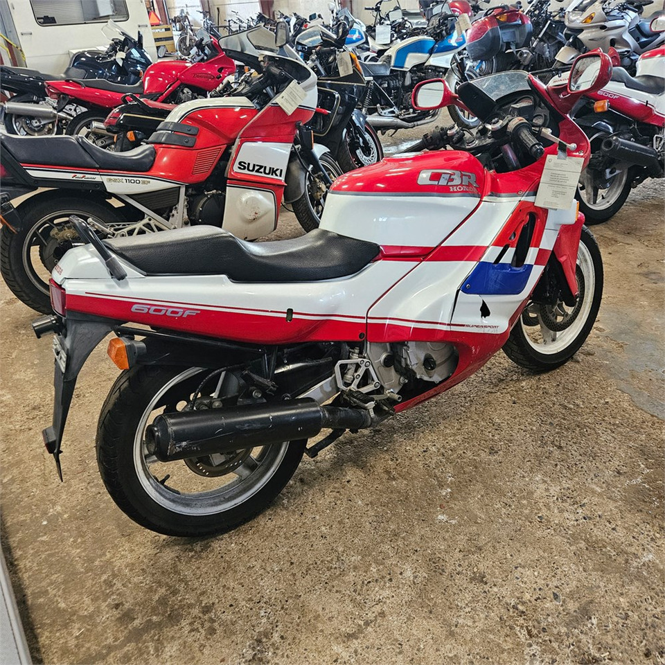 Honda CBR600F Super sport - دراجة بخارية: صور 5 Honda CBR600F Super sport - دراجة بخارية: صور 5