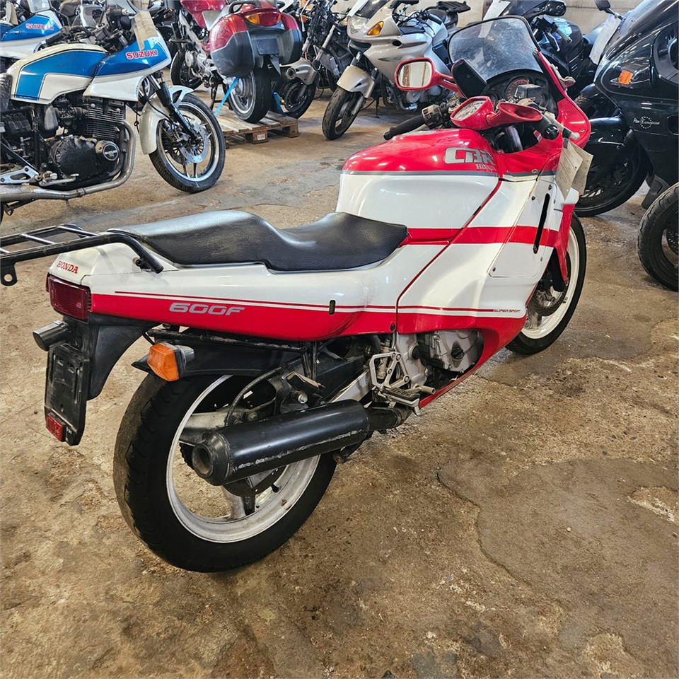 Honda CBR600F Super sport - دراجة بخارية: صور 5 Honda CBR600F Super sport - دراجة بخارية: صور 5