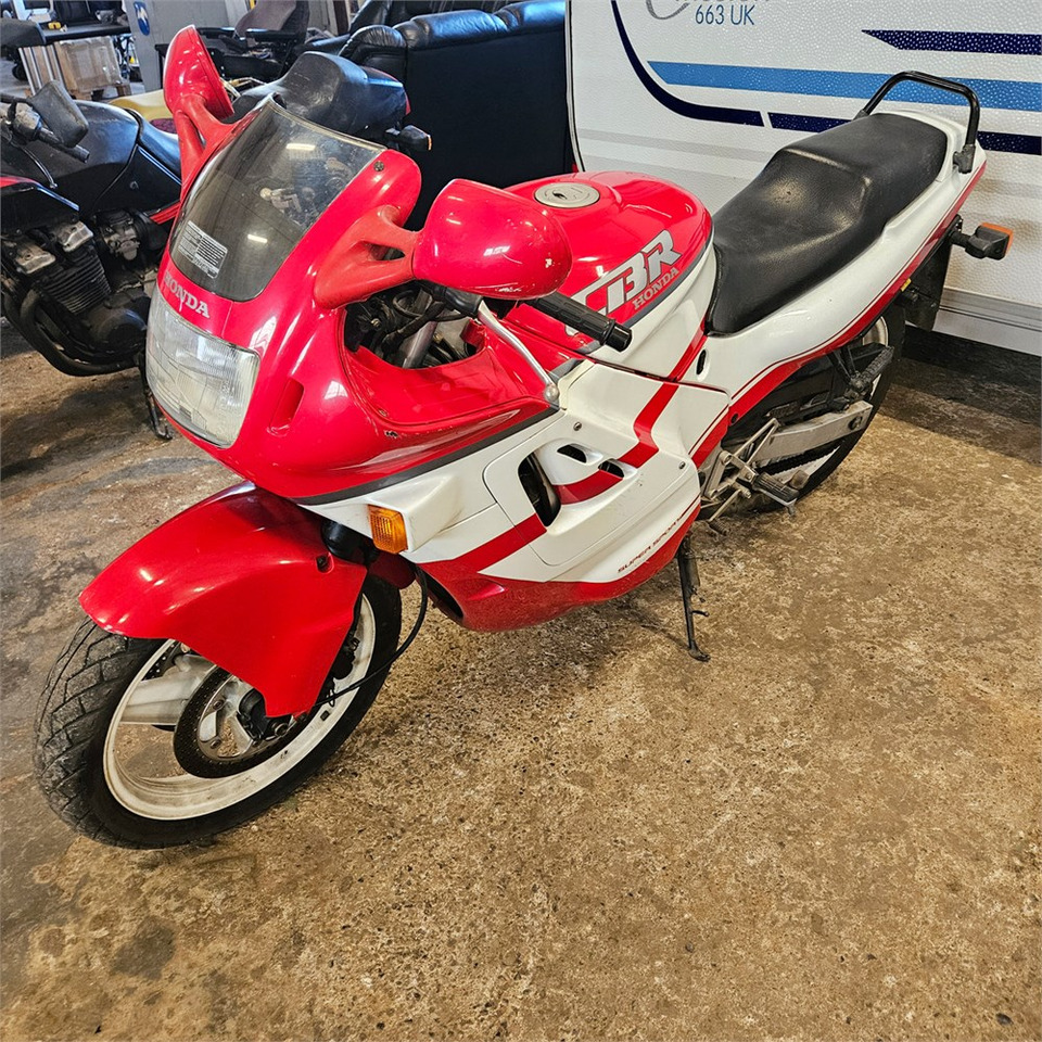 Honda CBR600F Super sport - دراجة بخارية: صور 1 Honda CBR600F Super sport - دراجة بخارية: صور 1