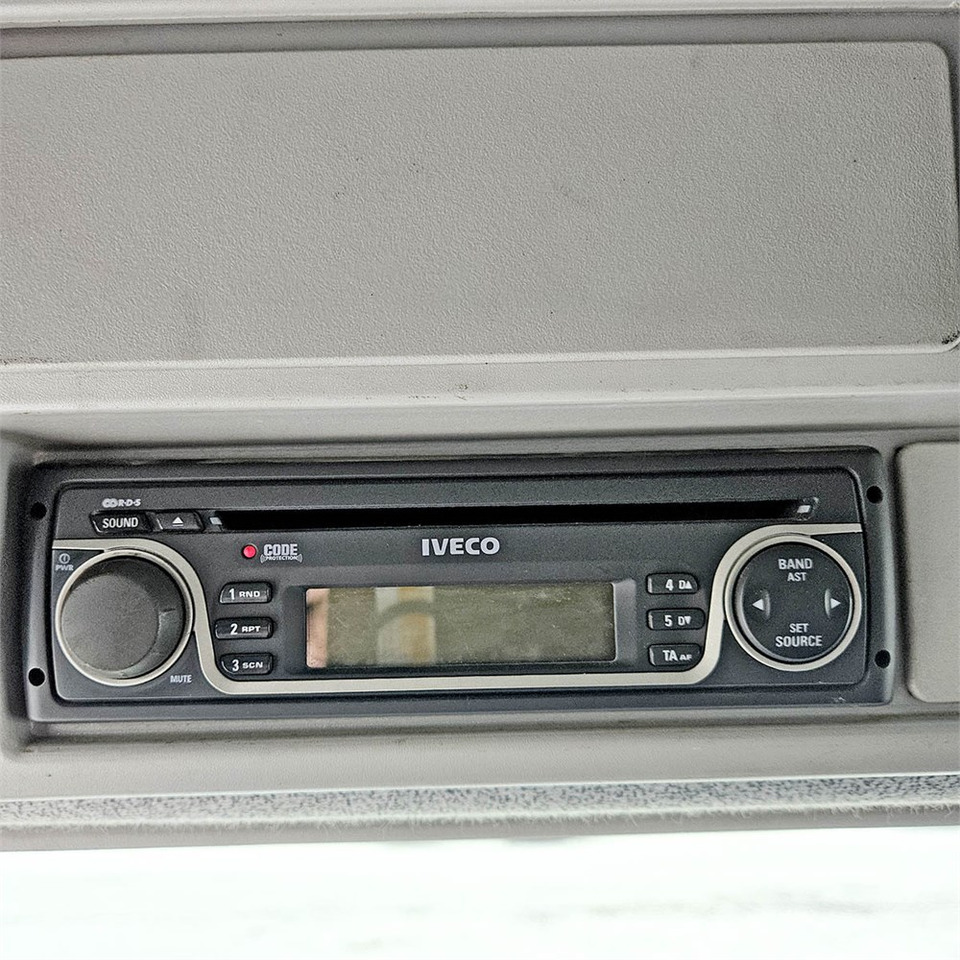قلابات, شاحنة كرين Iveco Eurocargo 120E25: صور 32