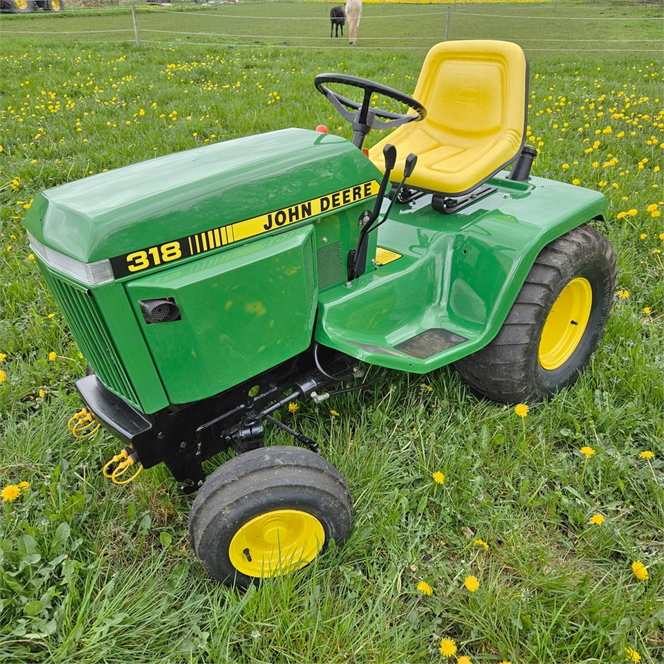 John Deere 318 - جرارات البلدية: صور 1 John Deere 318 - جرارات البلدية: صور 1