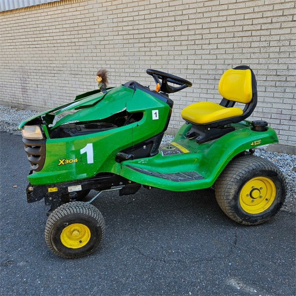 John Deere X304 - جزازة المروج: صور 1 John Deere X304 - جزازة المروج: صور 1