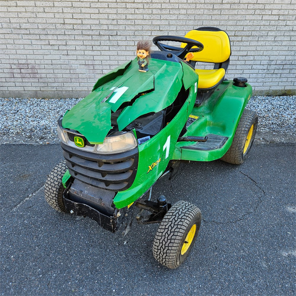 John Deere X304 - جزازة المروج: صور 2 John Deere X304 - جزازة المروج: صور 2