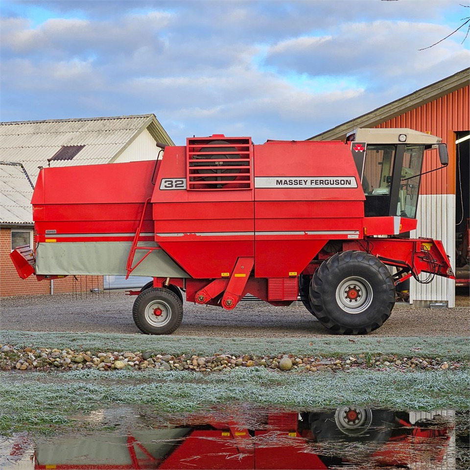 Massey Ferguson MF32 - آلة حصاد: صور 1 Massey Ferguson MF32 - آلة حصاد: صور 1