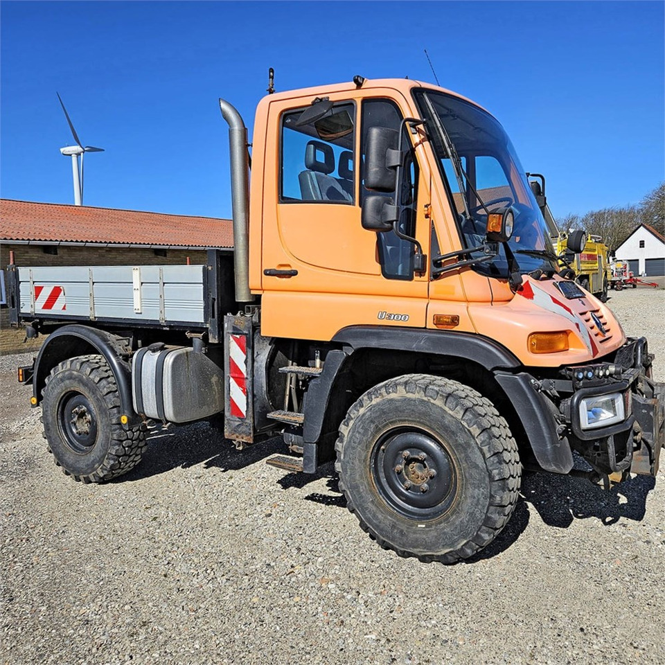 Mercedes U300 - سيارة بلدية: صور 1 Mercedes U300 - سيارة بلدية: صور 1