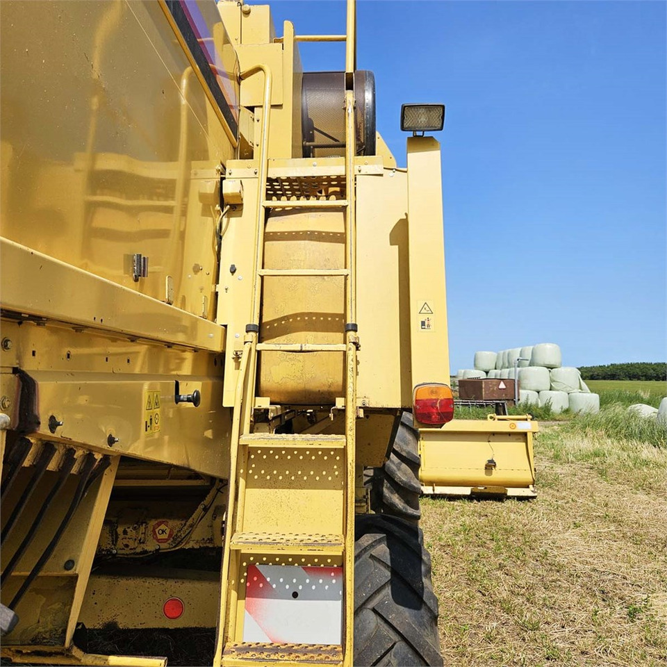 آلة حصاد New Holland TX68: صور 36