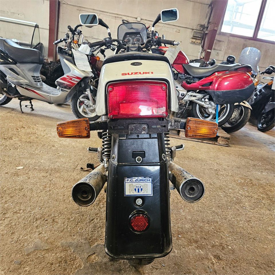 Suzuki GSX 1100 ES - دراجة بخارية: صور 4 Suzuki GSX 1100 ES - دراجة بخارية: صور 4