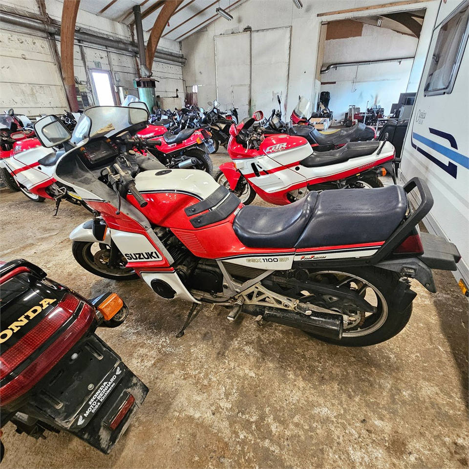 Suzuki GSX1100EF - دراجة بخارية: صور 5 Suzuki GSX1100EF - دراجة بخارية: صور 5