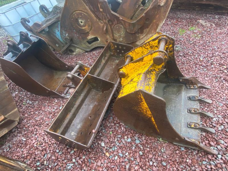 JCB LOT 3 GODETS CURAGE ET TERRASSEMENT 1M50/80CM/60CM - بكت حفار - آلات البناء: صور 1 JCB LOT 3 GODETS CURAGE ET TERRASSEMENT 1M50/80CM/60CM - بكت حفار - آلات البناء: صور 1