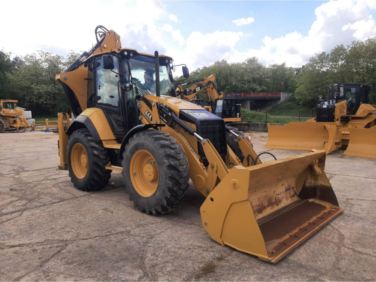 CAT 444 - حفار متعدد الاستخدام: صور 2 CAT 444 - حفار متعدد الاستخدام: صور 2