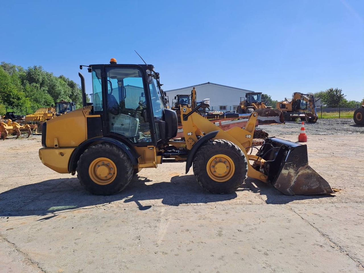 CAT 906M - اللودر بعجل: صور 5 CAT 906M - اللودر بعجل: صور 5