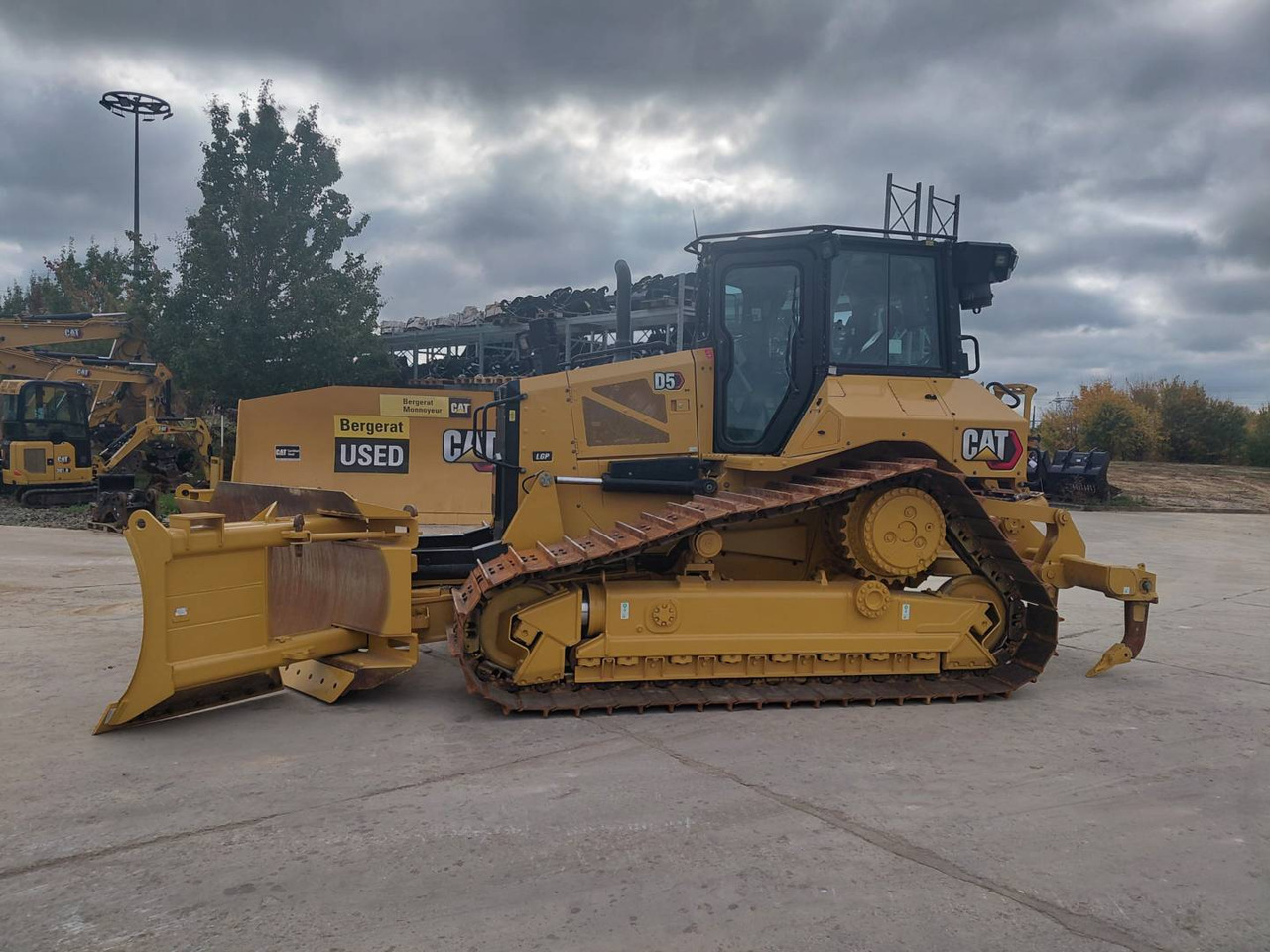 CAT D5 - بلدوزر: صور 1 CAT D5 - بلدوزر: صور 1