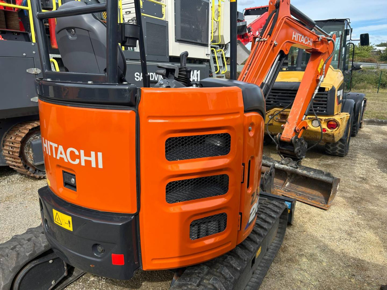 HITACHI ZX26U-6 - حفارات زحافة: صور 3 HITACHI ZX26U-6 - حفارات زحافة: صور 3
