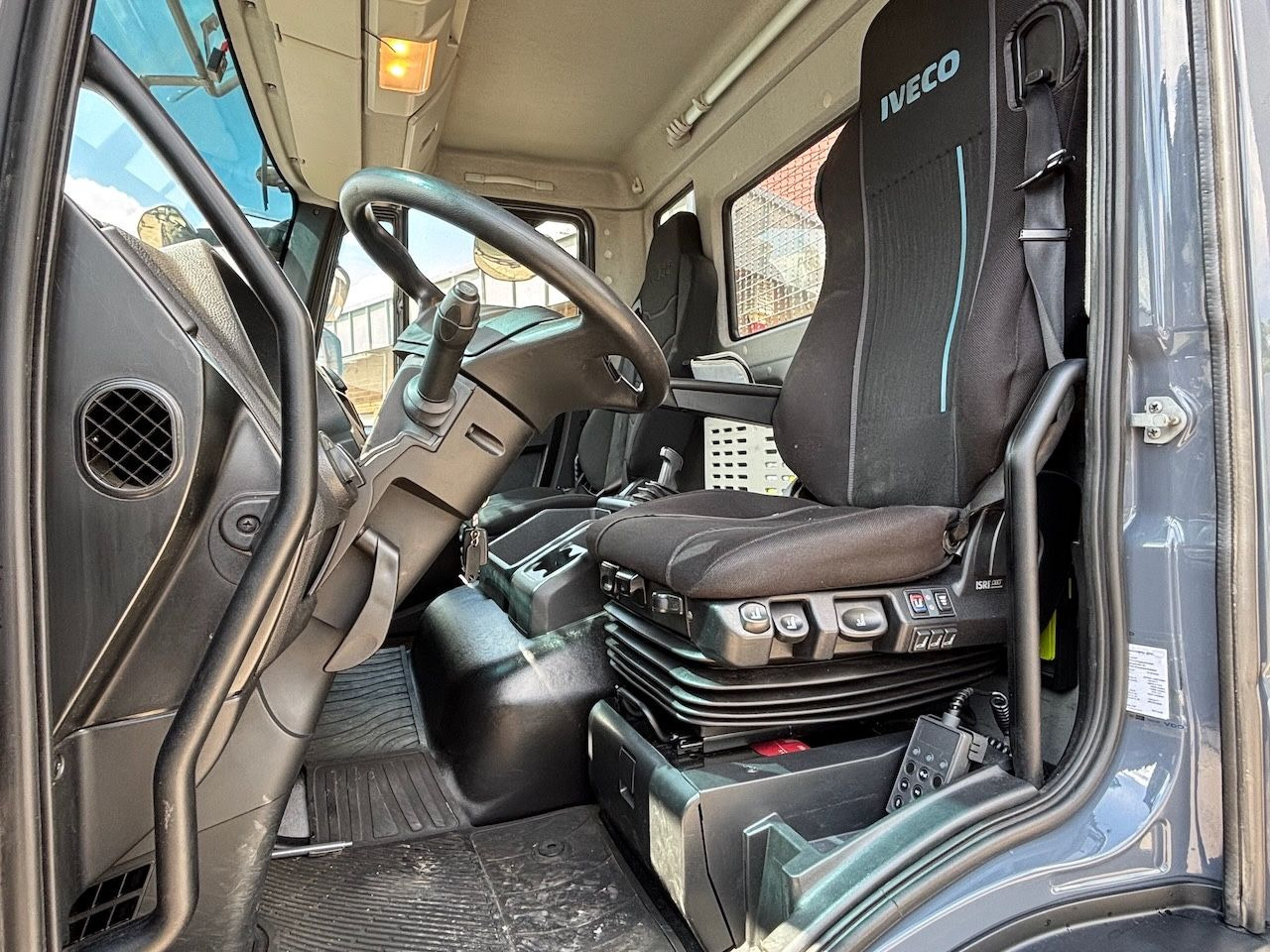 Iveco ML140E25 offene Pritsche, AHK - شاحنات مسطحة: صور 4 Iveco ML140E25 offene Pritsche, AHK - شاحنات مسطحة: صور 4