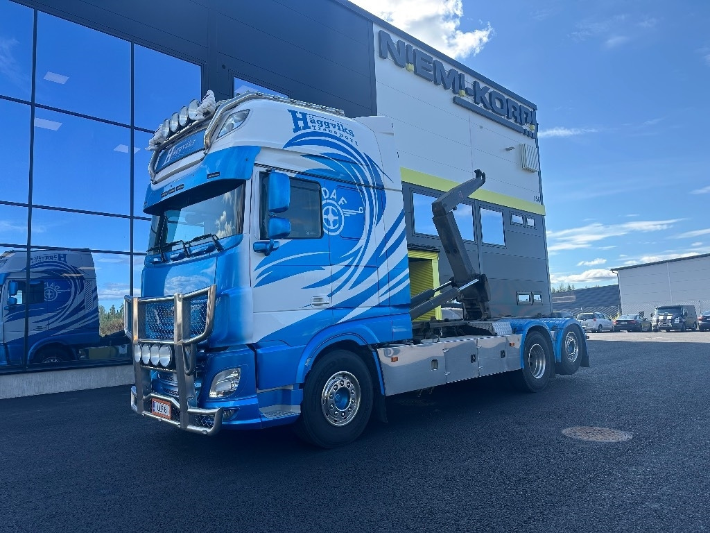 DAF XF 530 6x2*4 - شاحنة ذات الخطاف: صور 1 DAF XF 530 6x2*4 - شاحنة ذات الخطاف: صور 1