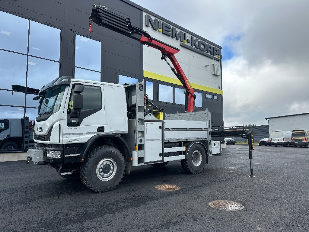 Iveco Eurocargo ML150E28 4x4 sähkölaitos varustein - شاحنة كرين: صور 1 Iveco Eurocargo ML150E28 4x4 sähkölaitos varustein - شاحنة كرين: صور 1