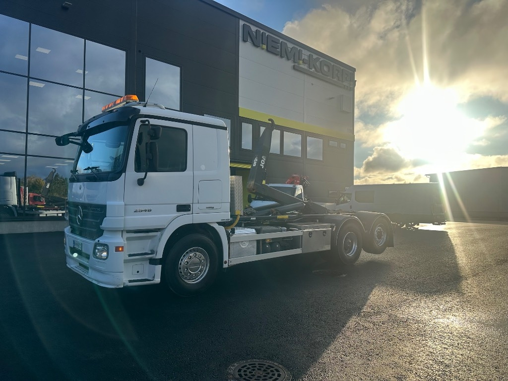 Mercedes-Benz Actros 2545 L 6x2 - شاحنة ذات الخطاف: صور 1 Mercedes-Benz Actros 2545 L 6x2 - شاحنة ذات الخطاف: صور 1