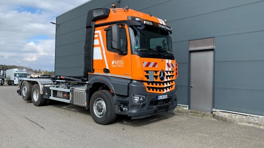 Mercedes-Benz 2551 L Abrollkipper mit HAD, gelenkter liftbarer - شاحنة: صور 1 Mercedes-Benz 2551 L Abrollkipper mit HAD, gelenkter liftbarer - شاحنة: صور 1