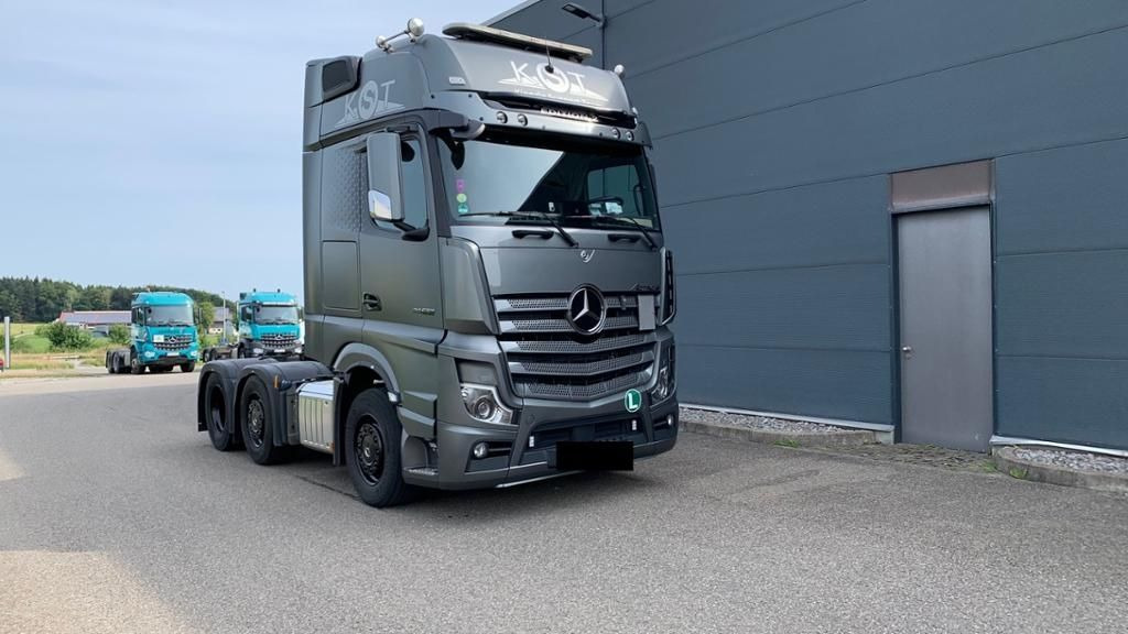 Mercedes-Benz Actros Edition 2 BiXenon KlimaA Navi Massage - شاحنة جرار: صور 1 Mercedes-Benz Actros Edition 2 BiXenon KlimaA Navi Massage - شاحنة جرار: صور 1