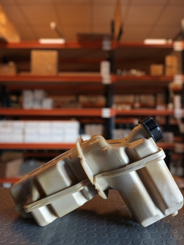 SCANIA EXPANSION TANK - 2401669 - خزان التوسع - شاحنة: صور 1 SCANIA EXPANSION TANK - 2401669 - خزان التوسع - شاحنة: صور 1