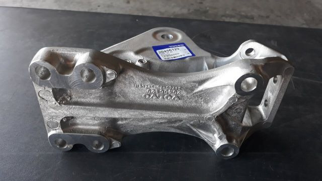 VOLVO CABIN BRACKET 20456129 - الكابينة والداخلية - شاحنة: صور 1 VOLVO CABIN BRACKET 20456129 - الكابينة والداخلية - شاحنة: صور 1