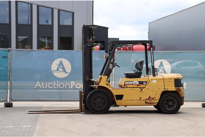 Caterpillar DP45 - رافعة شوكية ديزل: صور 1 Caterpillar DP45 - رافعة شوكية ديزل: صور 1