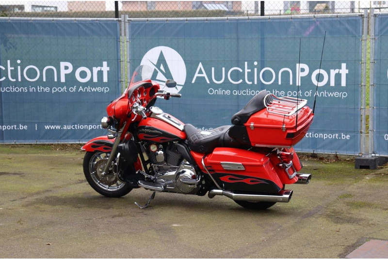 Harley-Davidson Ultra Classic CVO - دراجة بخارية: صور 3 Harley-Davidson Ultra Classic CVO - دراجة بخارية: صور 3