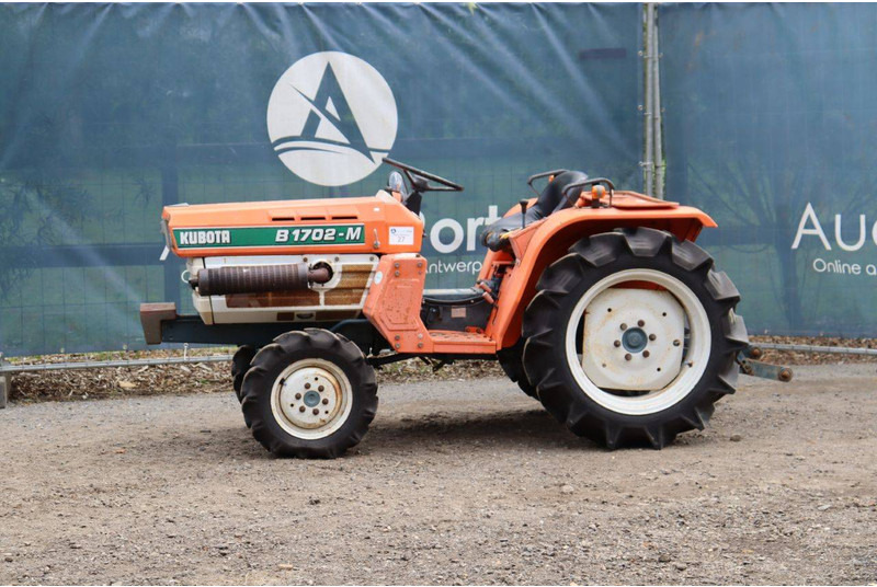 Kubota B1702-M - جرار: صور 1 Kubota B1702-M - جرار: صور 1