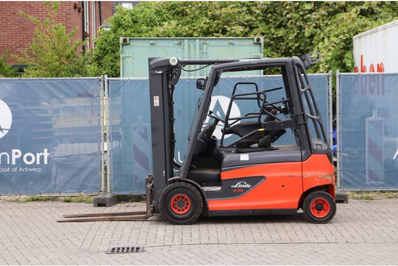 Linde E25L-01 Forklift - رافعة شوكية كهربائية: صور 2 Linde E25L-01 Forklift - رافعة شوكية كهربائية: صور 2