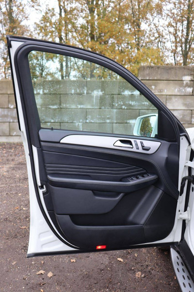 سيدان Mercedes-Benz ML350: صور 19 سيدان Mercedes-Benz ML350: صور 19