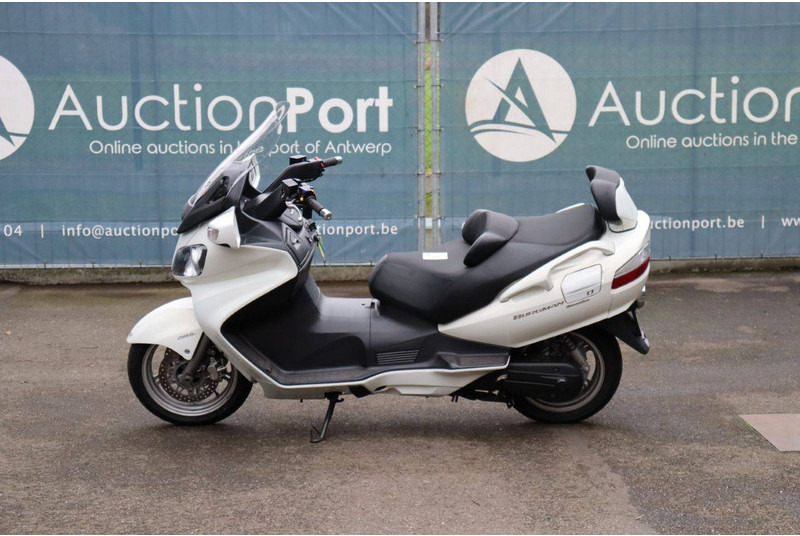Suzuki Burgman 650 Executive - دراجة بخارية: صور 2 Suzuki Burgman 650 Executive - دراجة بخارية: صور 2