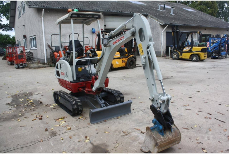 Takeuchi TB216 - حفارة مصغرة: صور 5 Takeuchi TB216 - حفارة مصغرة: صور 5