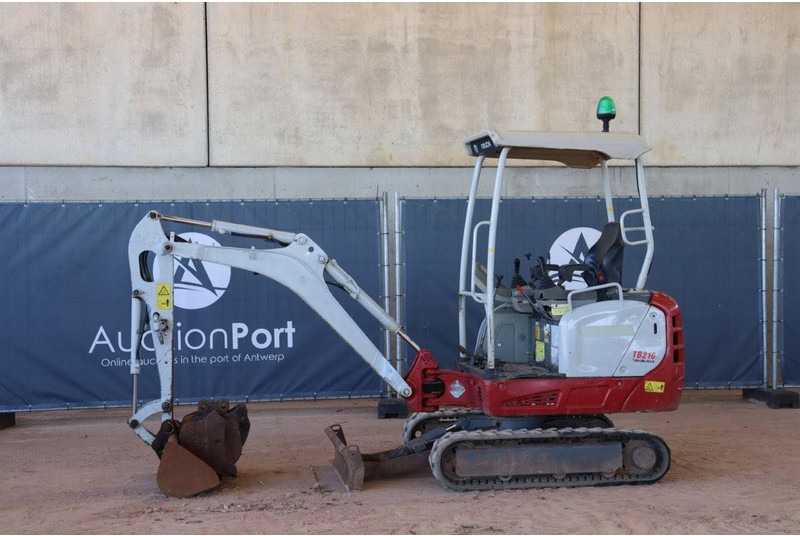 Takeuchi TB216 - حفارة مصغرة: صور 1 Takeuchi TB216 - حفارة مصغرة: صور 1