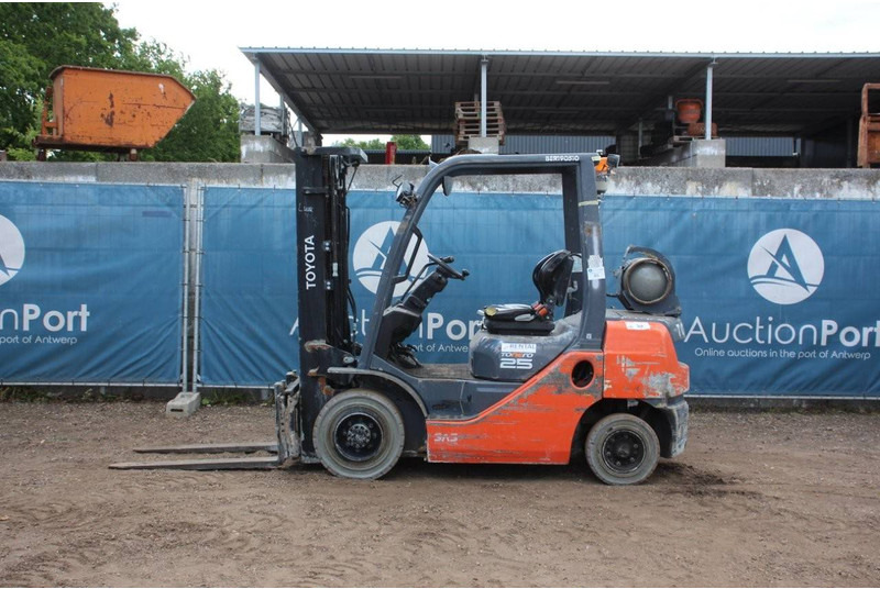 Toyota 02-8FGF25 - رافعة شوكية تعمل بالغاز: صور 2 Toyota 02-8FGF25 - رافعة شوكية تعمل بالغاز: صور 2
