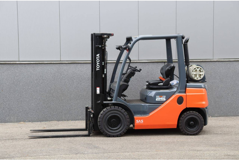Toyota 02-8FGF25 - رافعة شوكية تعمل بالغاز: صور 1 Toyota 02-8FGF25 - رافعة شوكية تعمل بالغاز: صور 1